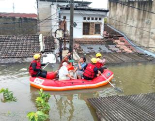 Banjir Setinggi Atap Rumah di Tangerang, Petugas Evakuasi Warga dengan Perahu