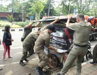 thumbnail Satpol PP Tangerang Tertibkan PKL di Alun-Alun Ahmad Yani
