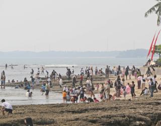 thumbnail 273 Ribu Wisatawan Padati Anyer-Cinangka, Sektor Pariwisata Bergeliat