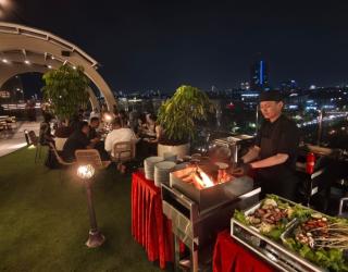EXCOTEL Surabaya Tawarkan Sunset BBQ dengan Panorama Kota 360 Derajat
