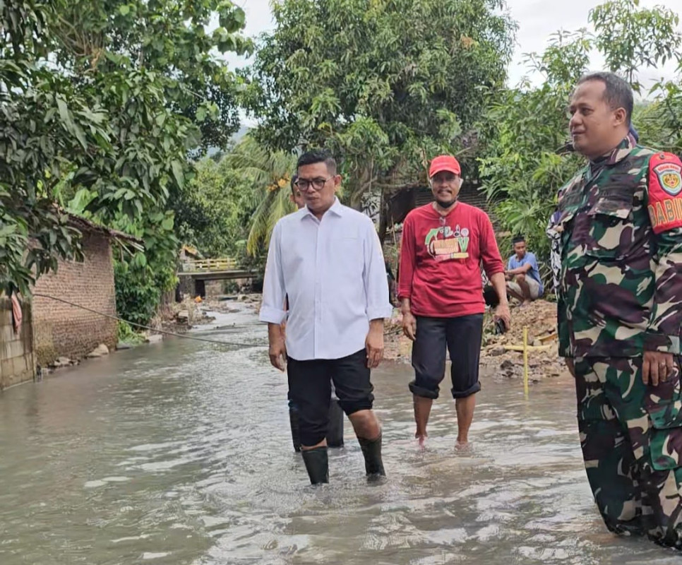 Gubernur Banten, Andra Soni meninjau lokasi sungai yang terjadi pendangkalan banjir bandang di Kampung Begog