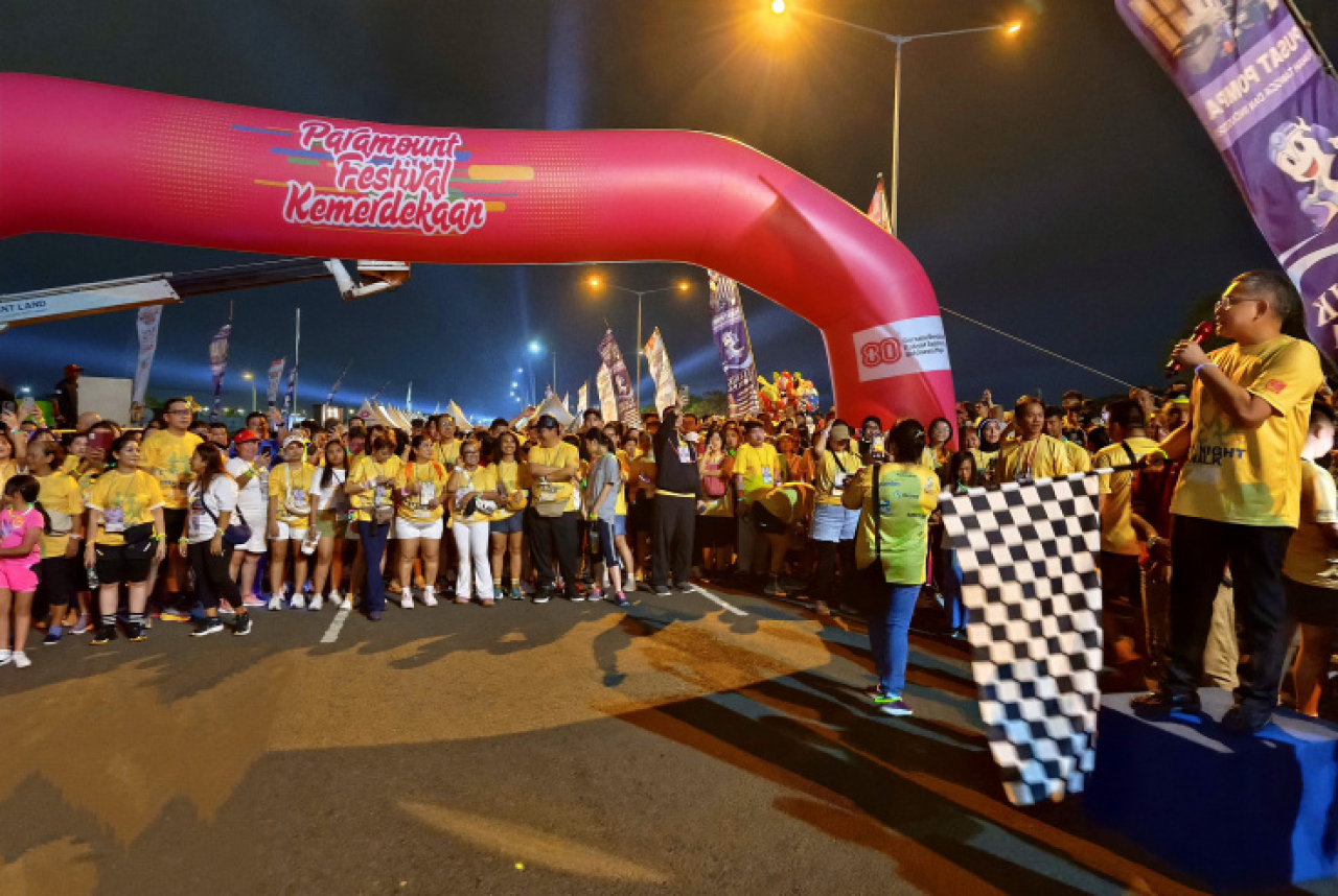 City Night Walk, yakni jalan santai malam sejauh 3,5 km yang diikuti ratusan peserta. Foto ist