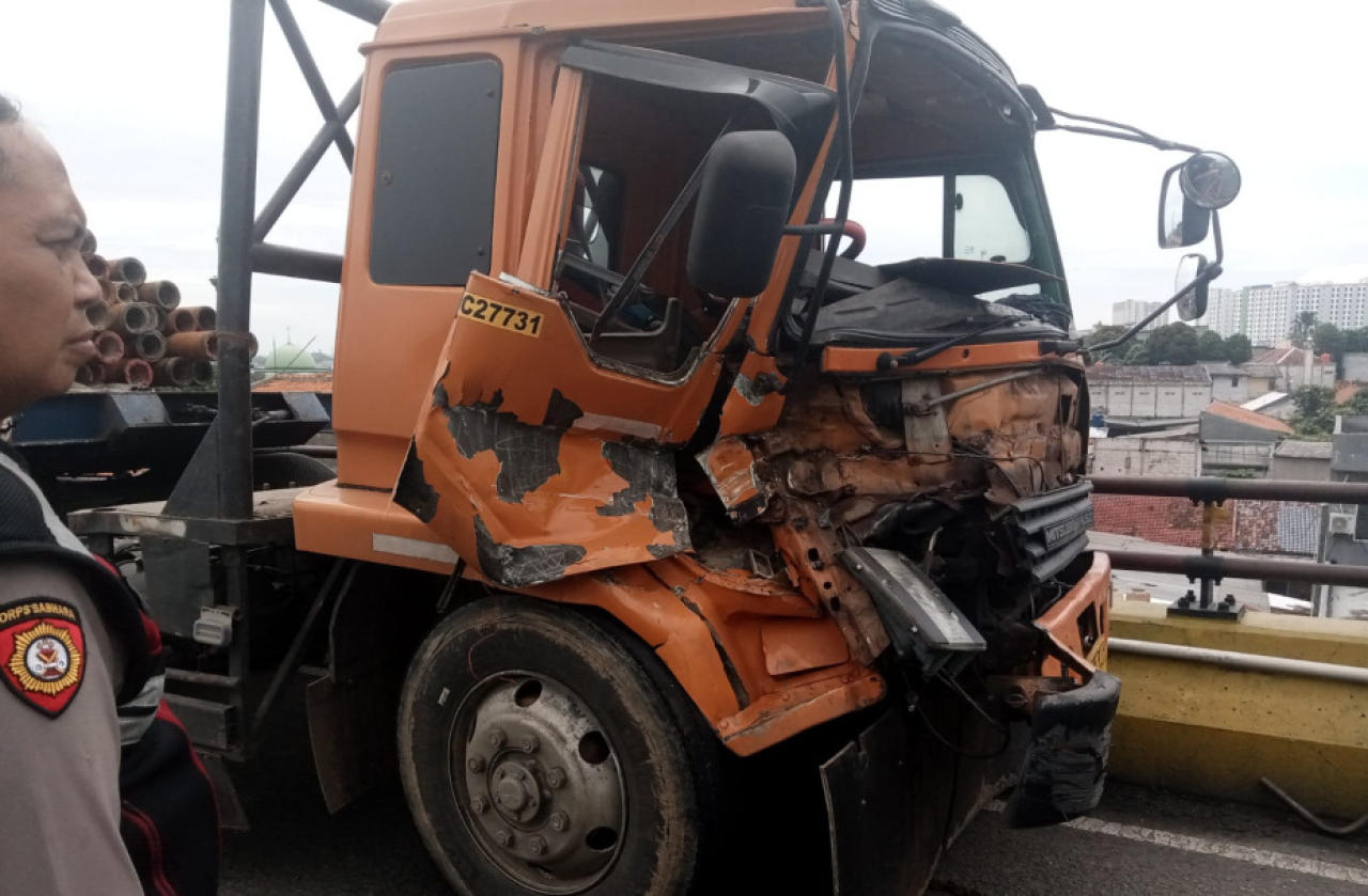 Tanjakan dan flyover memiliki risiko tinggi. Kelalaian sedikit saja bisa membahayakan banyak pengguna jalan.