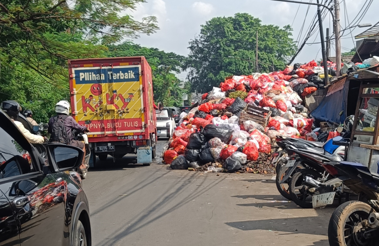 Sampah yang menggunung di depan Pasar Cimanggis, Ciputat Tangerang Selatan.