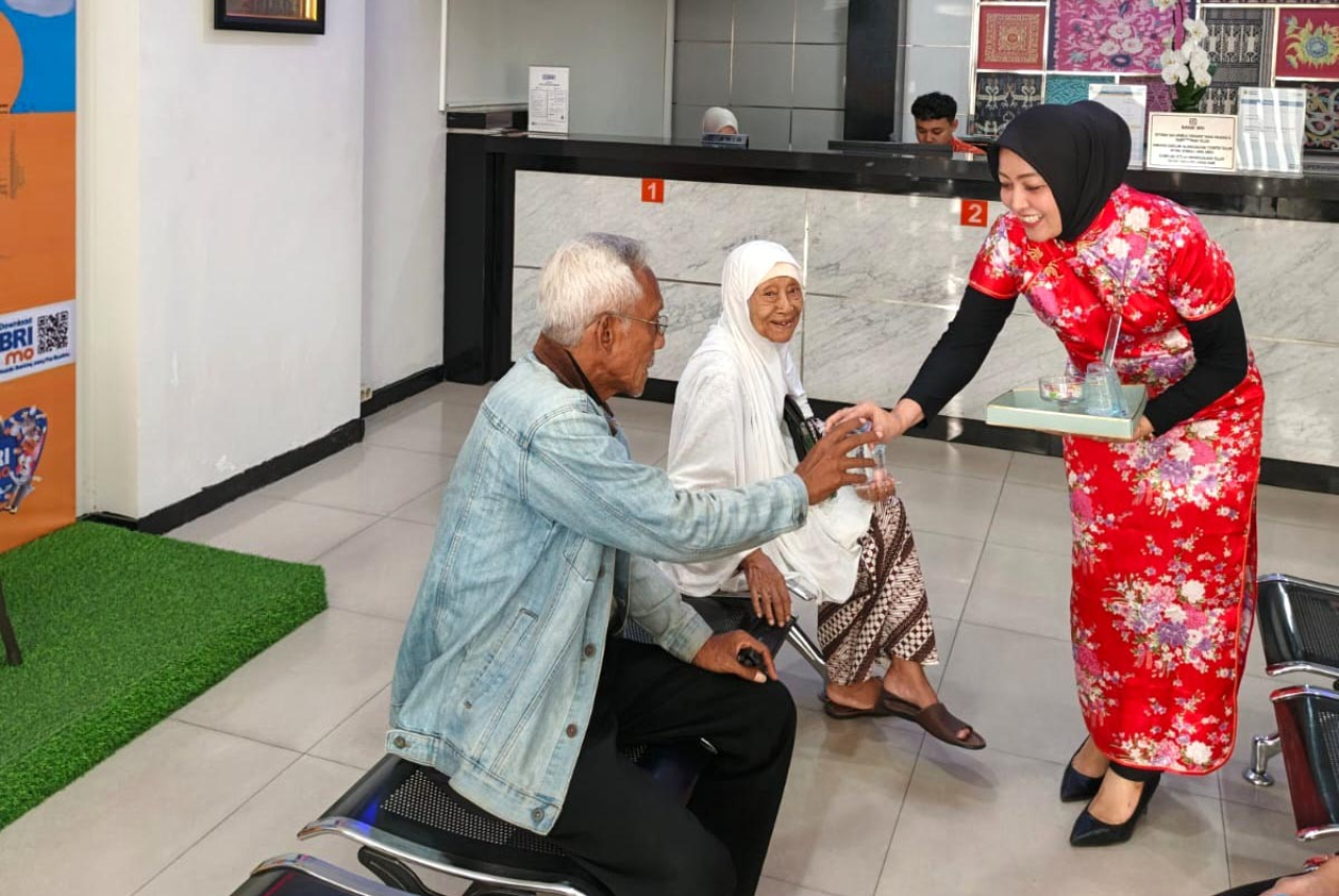 BRI BO Surabaya Mulyosari merayakan Imlek 2026 dengan menyapa langsung nasabah guna memperkuat loyalitas dan kualitas layanan perbankan. Foto/BRI