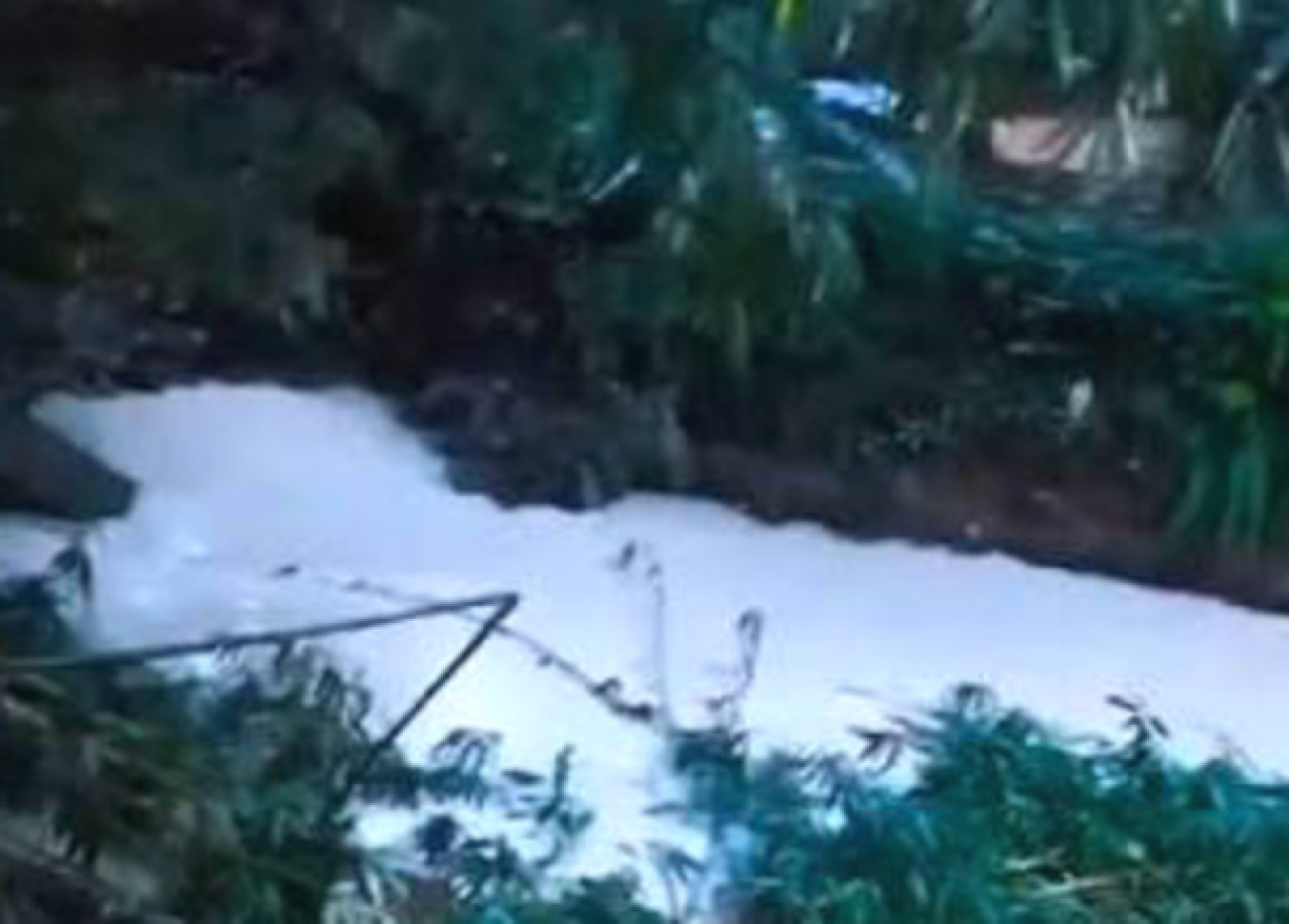 Aliran Sungai Jaletreng dilaporkan berubah warna menjadi putih pascakebakaran gudang pestisida. Foto ist