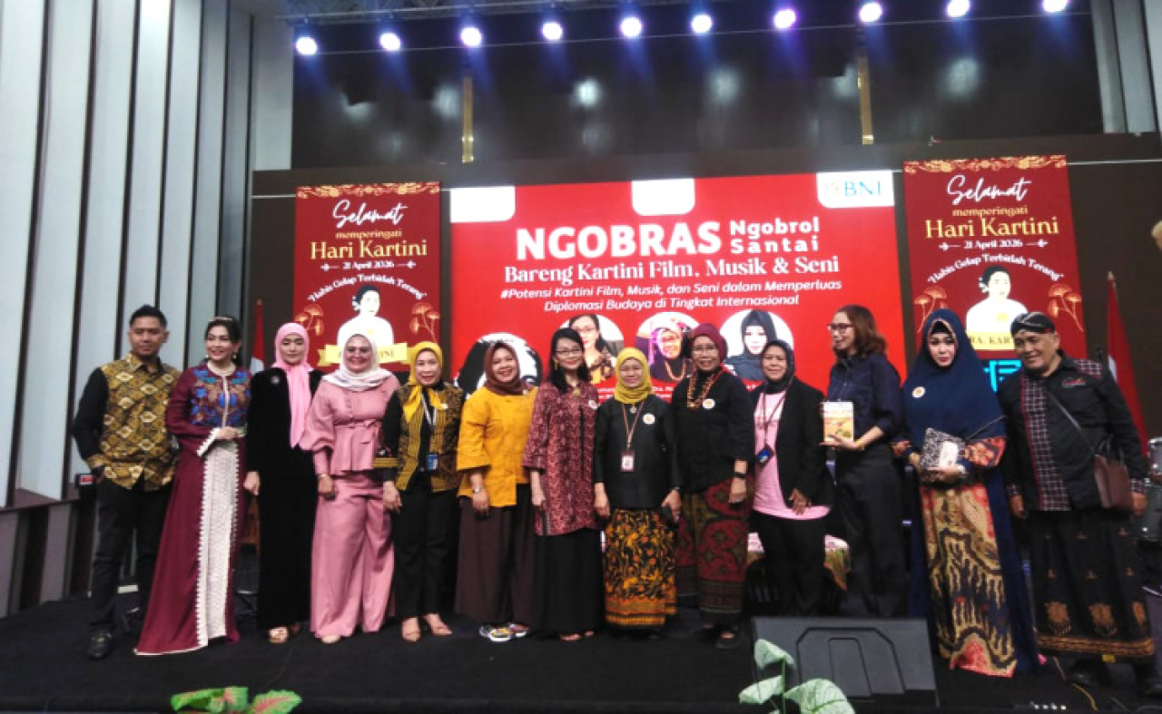 Selain diskusi, acara juga diisi penampilan musik dari sejumlah musisi serta peragaan busana karya desainer Nina Nugroho. Foto Tri Handiyatno