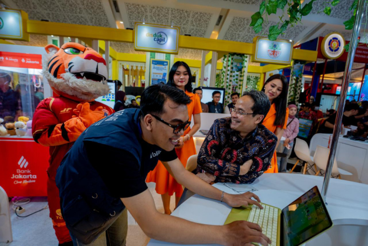 Kolaborasi ini turut memperkuat ekosistem digital dengan menghadirkan berbagai promo khusus, termasuk diskon bagi pengguna kartu debit Bank Jakarta saat bertransaksi di platform BliBli.