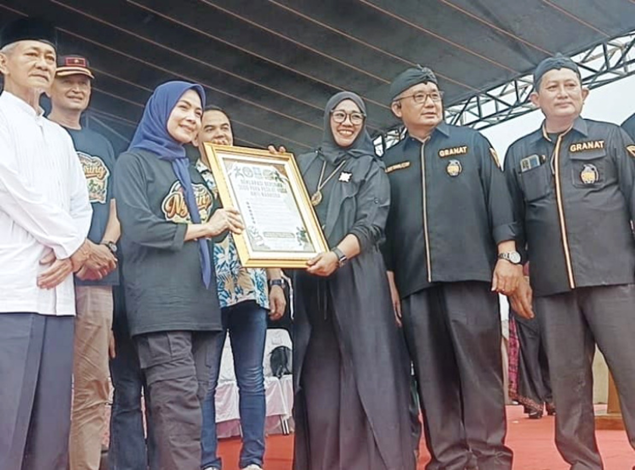 Penyerahan Piagam Deklarasi kepada Ratu Rachmatuzakiyah sebagai simbol penguatan komitmen Serang Bersinar (bersih dari narkoba). Foto ist