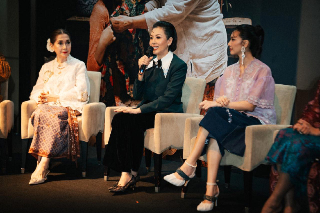 Kebaya memiliki makna yang lebih dalam dari sekadar pakaian tradisional.