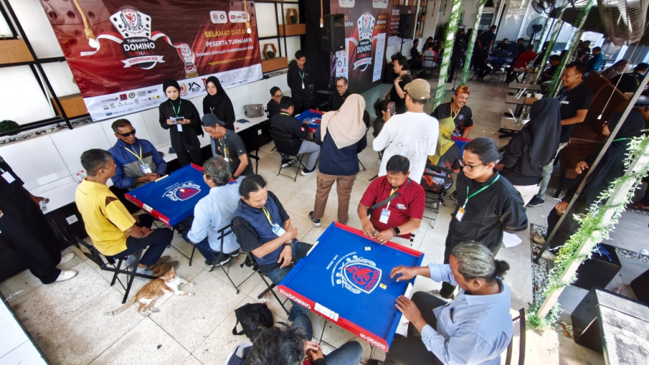 Turnamen Domino Jurnalis Kemerdekaan 2026 di Hanaka Social Space, Jalan Flores Nomor 18, Surabaya, Sabtu (22/8/2026).